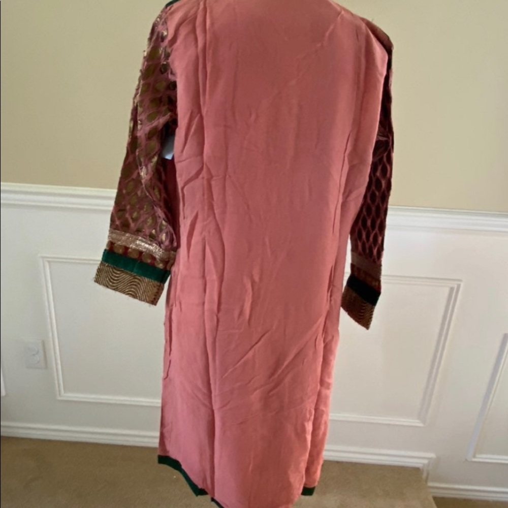Indian/Pakistani Suit - Picture 4 of 6